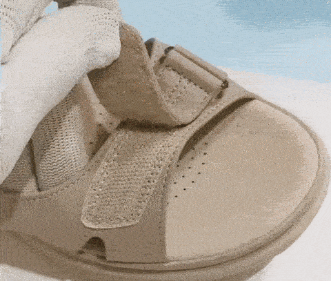 Pohodlné ortopedické sandále – ergonomická opora klenby, nastaviteľná šírka, zdokonaľujú vzhľad nôh.
